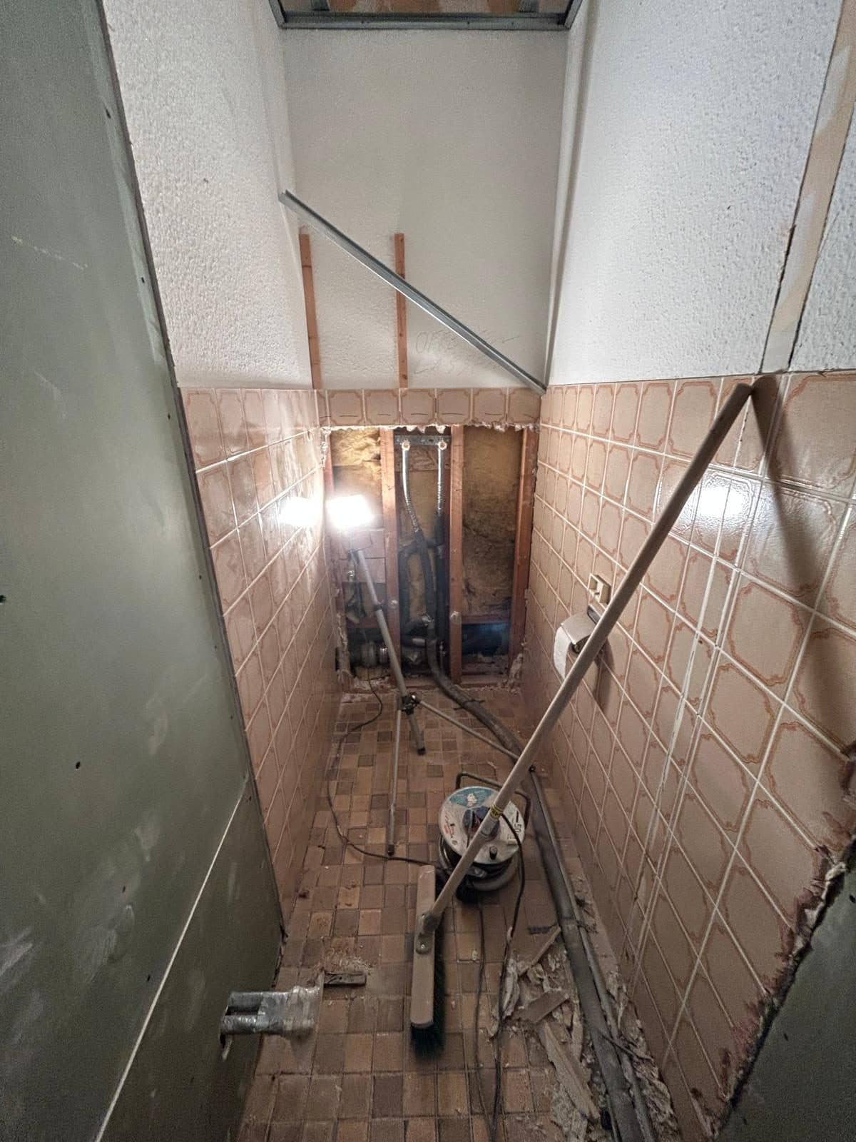 Bad im Rückbau, Leitungen freigelegt