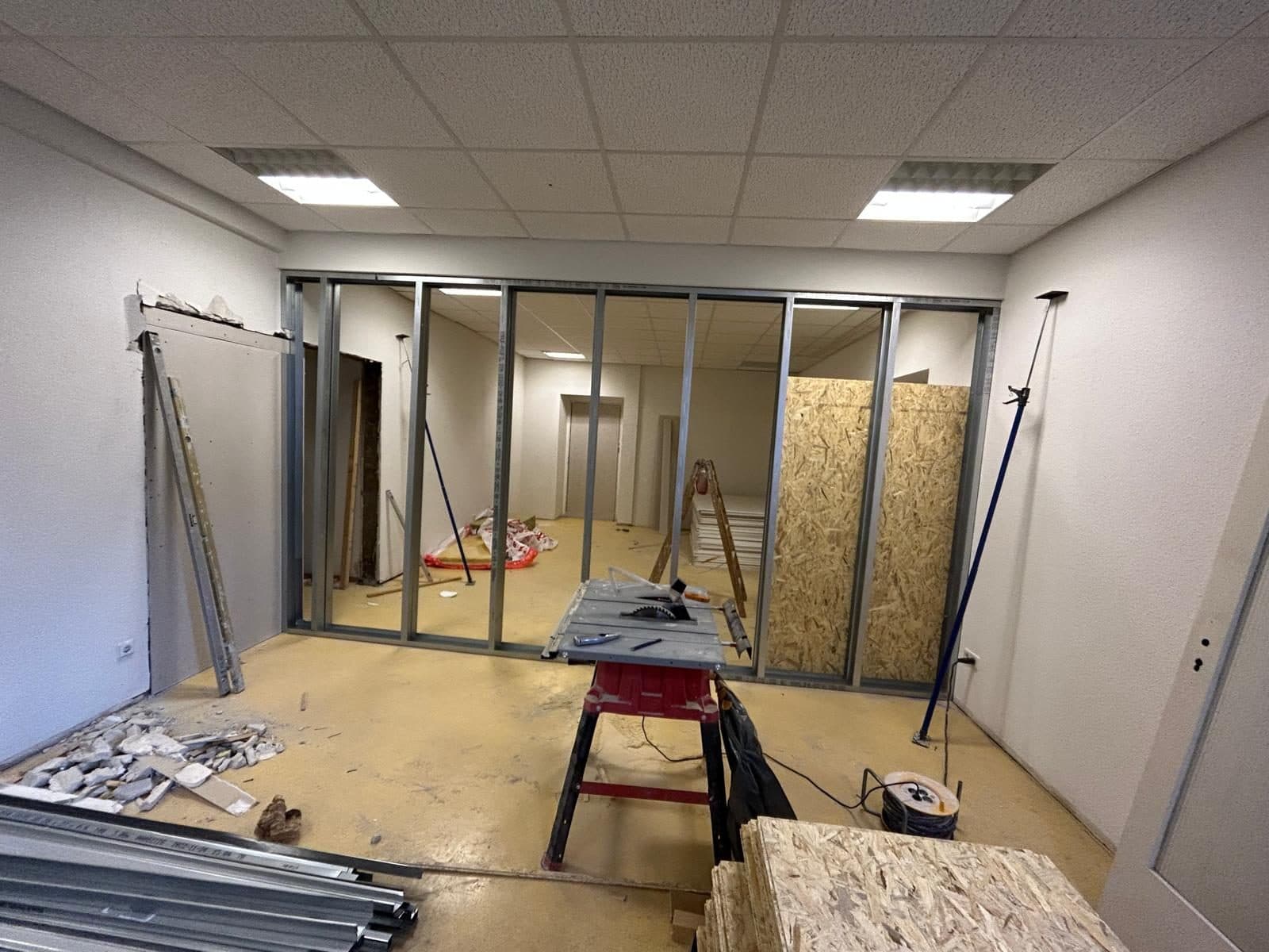 Ständerwerk teilweise beplankt, Rasterdecke vorhanden