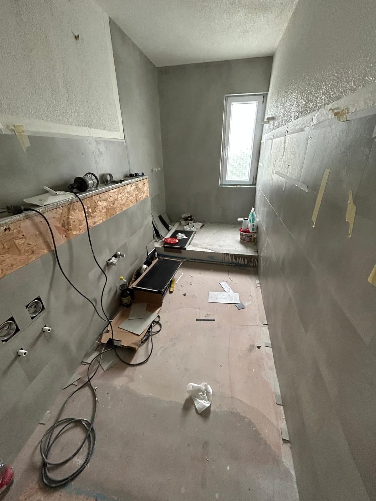 Bad im Rohbau, Anschlüsse vorbereitet