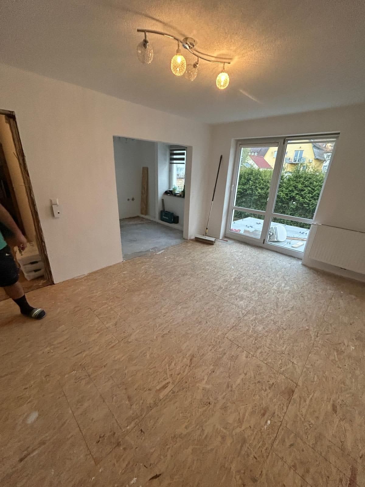 Weiß gestrichener Wohnraum, Verlegeplatten auf dem Boden